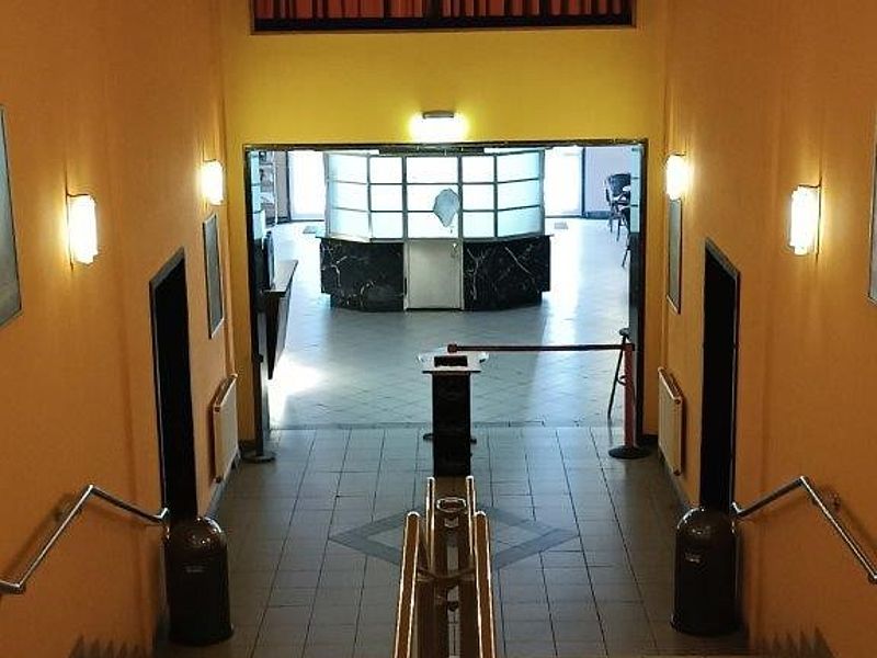 Eingangsbereich zu den Sälen, Treppenstufen